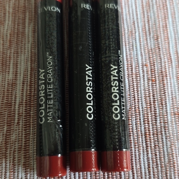 REVLON BRAND WOMENS COLORSTAY MATTE LITE LIP CRAYON BUNDLE OF 3 - Picture 2 of 9